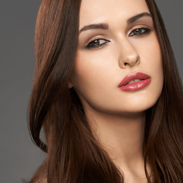 Volumizing lip oil, glossy lips for a full and polished look, enhancing lip volume with a glass-like shine.
