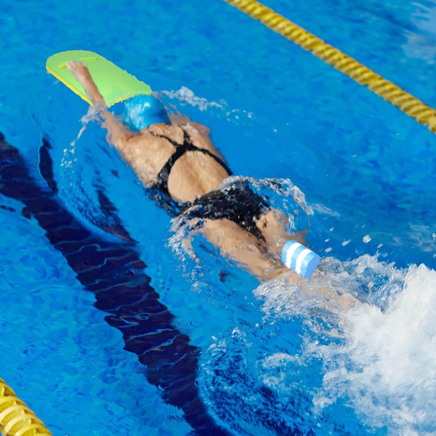 Person using SKÖNHED GlidePad Svømmeplade for swim training in a pool.