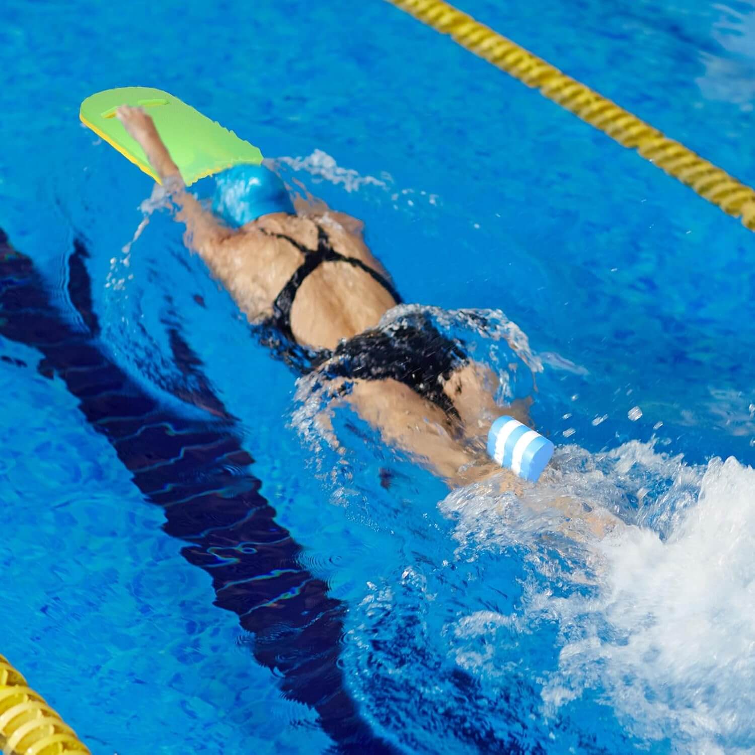 Person using SKÖNHED GlidePad Svømmeplade for swim training in a pool.