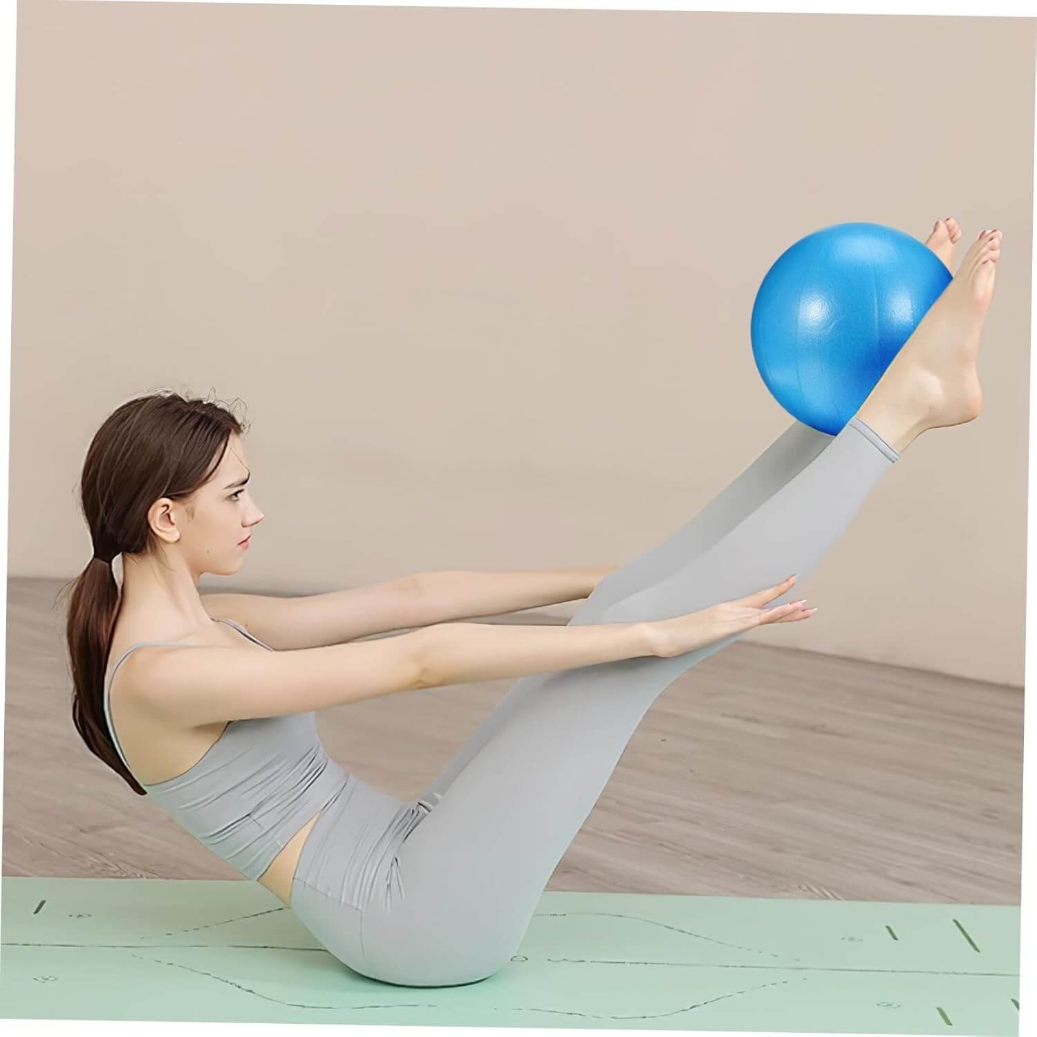 SKÖNHED CoreBalance træningspude til forbedring af balance og core styrke, kvinde der træner med blå ball.