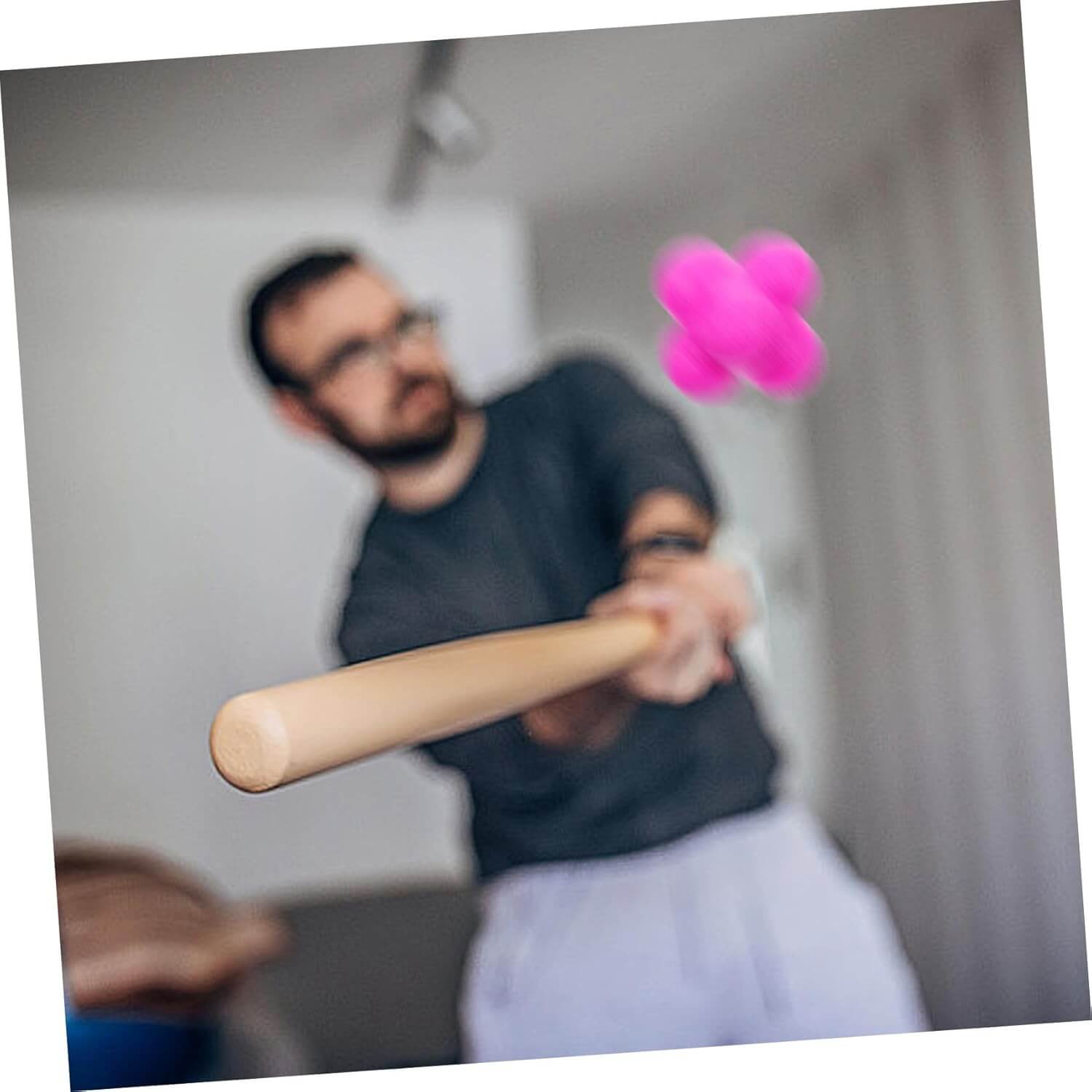 Mand der træner med SKÖNHED HexaFlow, mens han rammer en pink bold for forbedret koordination.