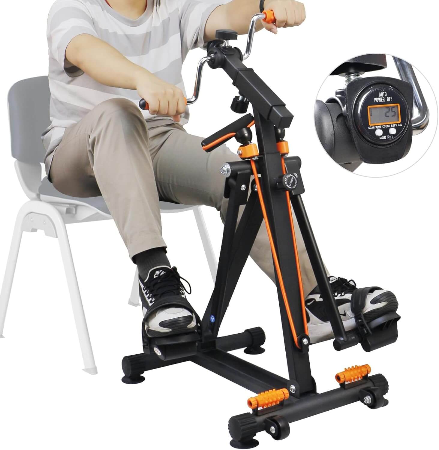 Person using SKÖNHED FlowCycle pedaltræner til tri-træning fra stol, med digital skærm og justerbar modstand.