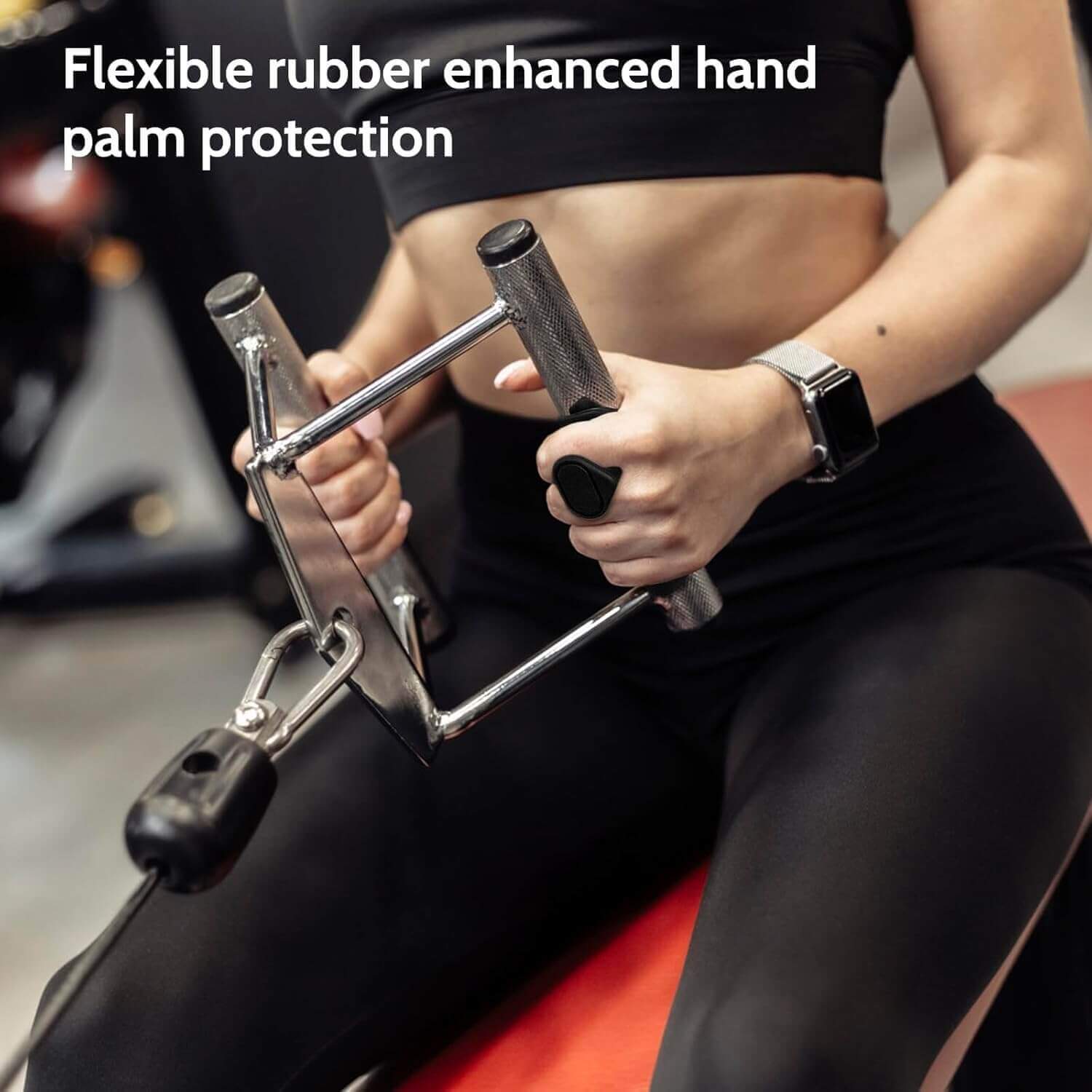 Person using Skönhed KraftPad Sæt for enhanced grip and palm protection during workouts.