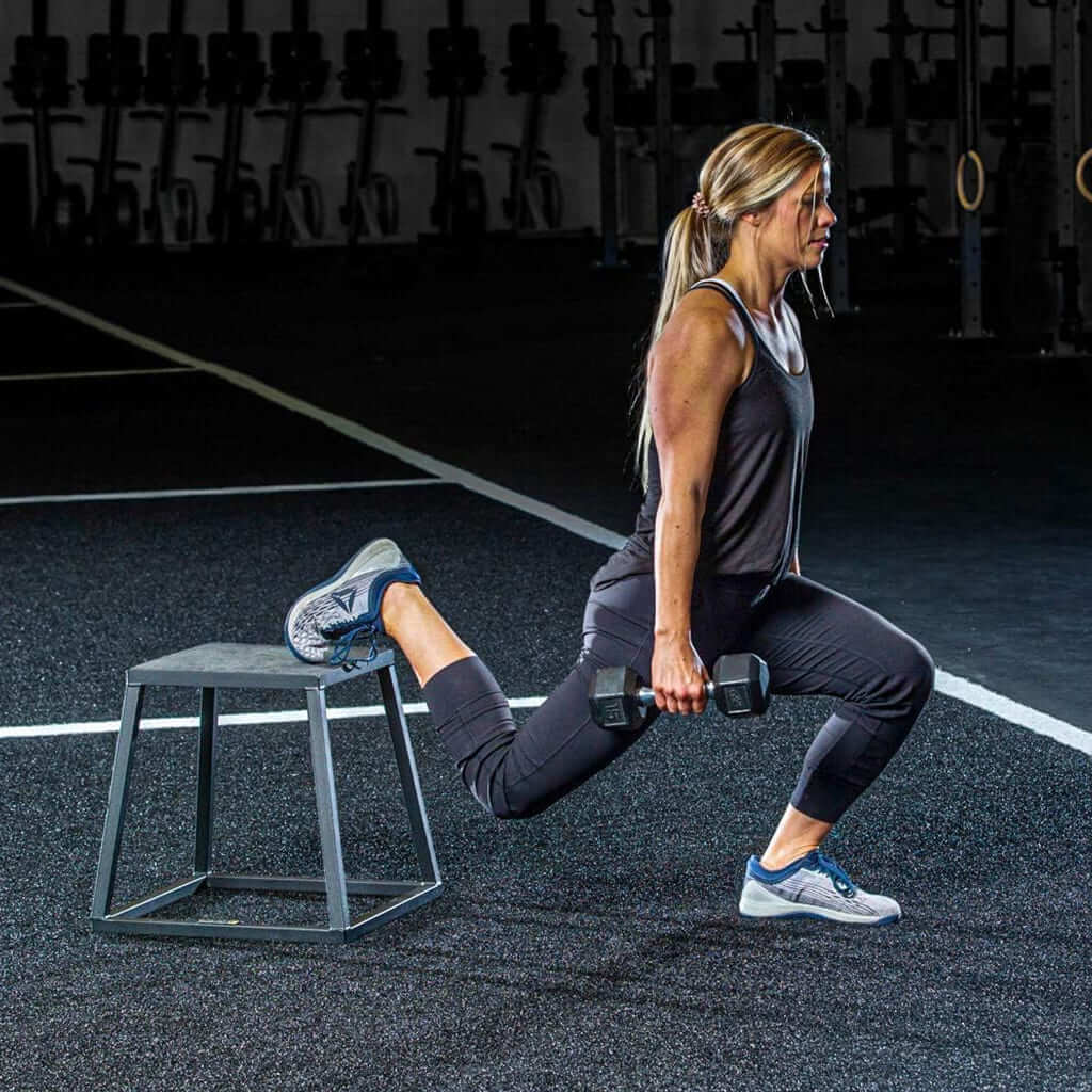 SKÖNHED CoreLift in use for intense strength training with dumbbells.